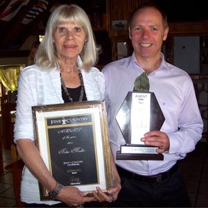 Nelia Muller (PB kantoor) en Stephen Weeden (eienaar)